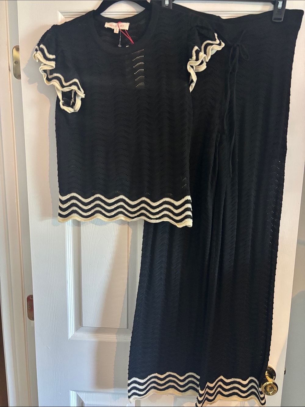 Solitaire Black Knit Top with Cream Wave Trim Size Small